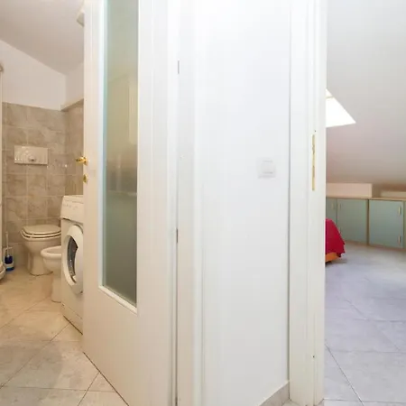 1 Bedroom Stunning In Apartment *